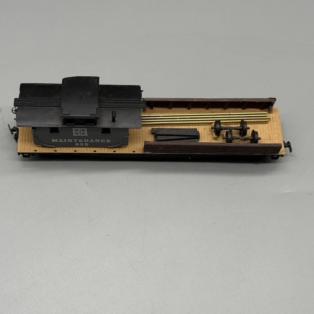 HO Scale Mantua Santa Fe Maintenance Car #932